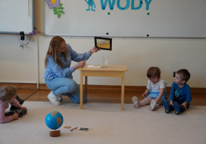 pani pokazuje eksperyment z wodą