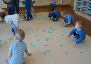 dzieci zbierają papierowe krople wody