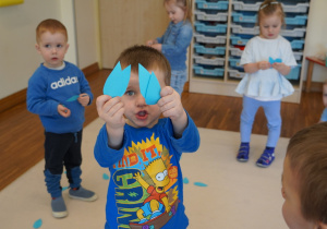 chłopiec pokazuje cztery krople