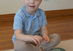 chłopiec gra na trójkącie