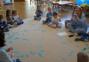 dzieci grają na trójkątach