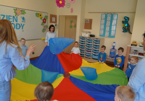 dzieci podrzucają foliowe krople na chuście