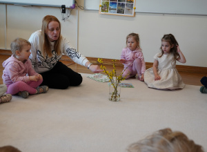 Trzylatki zakładają wiosenny ogródek