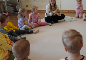 pani pokazuje żonkile