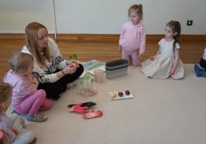 pani pokazuje cebulkę