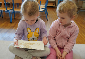 dziewczynki oglądają nasiona fasoli