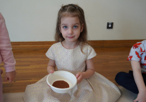 dziewczynka trzyma nasiona rzeżuchy