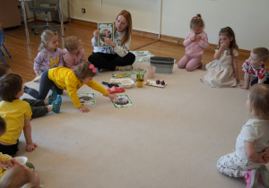 pani pokazuje ilustracje