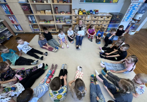 Dzieci siedzą w kole