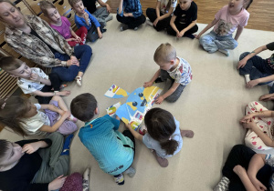 Dzieci układają puzzle