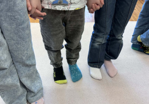 Dzieci prezentują swoje skarpetki