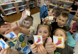 Dzieci odszukują pary skarpet