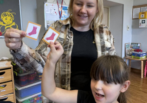 Dziewczynka i pani prezentują swoje skarpetki