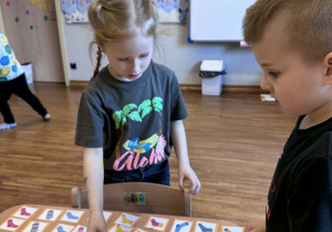 Dzieci układają skarpetki na stoliku