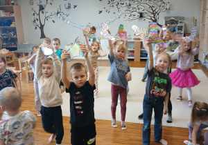 Dzieci podczas kolejnej zabawy