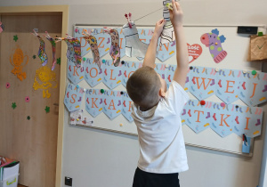 Chłopiec przypina skarpetki