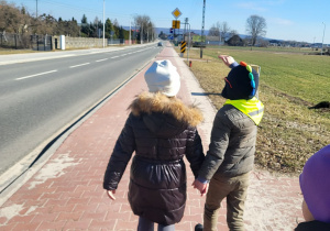 chłopiec z dziewczynką trzymają się za ręce