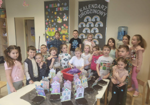 grupowe zdjęcie z zasianym owsem w pojemnikach