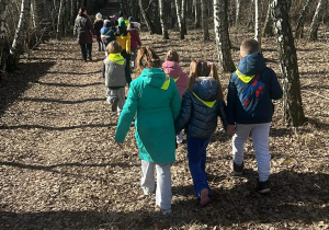 Dzieci spacerują po lesie