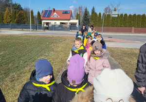 dzieci podczas spaceru idą parami