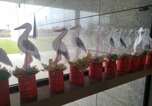 bociany praca plastyczno techniczna wykonana przez przedszkolaków z rolek po papierze