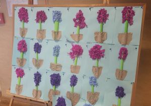 wystawa pracy plastycznej na korytarzu wiosenne kwiaty jako dekoracja
