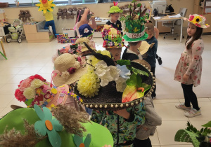 dzieci ustawiają się do wyjścia na powitanie wiosny w wiosennych kapeluszach