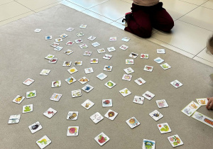 dzieci grają w wiosenne domino