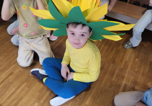 chłopiec w wiosennym kapeluszu