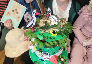 chłopiec pokazuje swój kapelusz