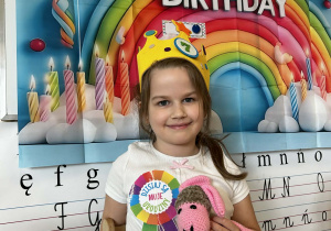 Julia pozuje w koronie a urodzinowym tle