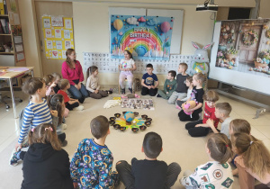 Dzieci siedzą w kole, Julia opowiada o swoich ostatnich urodzinach