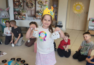 Julia rozdaje prezenciki kolegom i koleżankom