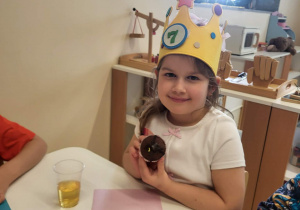 Julia z babeczką z inicjałem