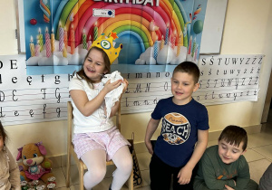 Julia pokazuje białą sukieneczkę z dzieciństwa