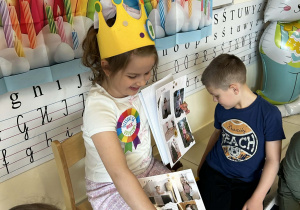 Julia pokazuje zdjęcia