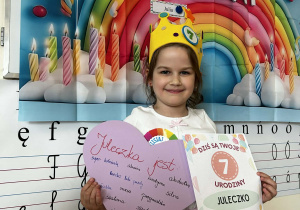 Julia pozuje z dyplomem oraz sercem cech