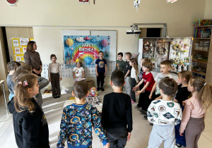 Dzieci śpiewają sto lat