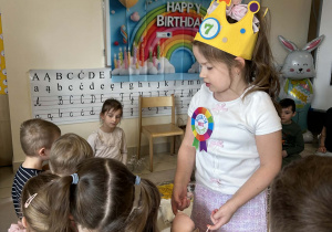 Julia częstuje dzieci cukierkami