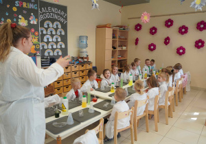 dzieci słuchają poleceń pani prowadzącej warsztaty