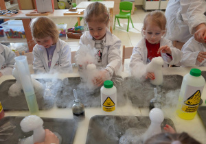 dzieci dotykają chmury z pary