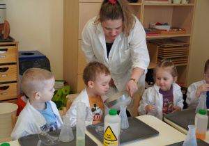 pani prowadząca pokazuje suchy lód