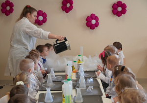 pani prowadząca dolewa wodę