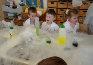 dzieci oglądają chmurę z pary