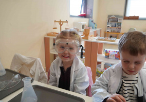 dziewczynka siedzi w okularach