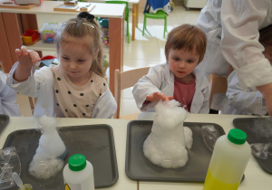 dzieci dotykaja palusza