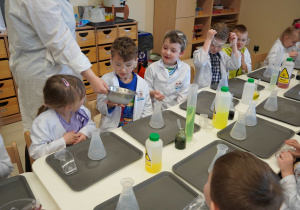 dzieci oglądają suchy lód