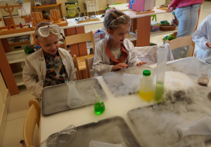 dzieci podziwiają chmury z pary