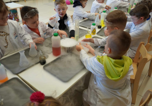 dzieci w pojemniki łapią parę