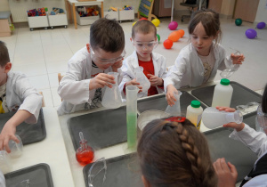 chłopiec zagląda do pojemnika